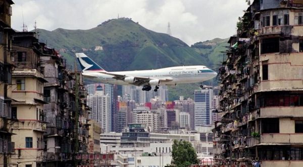 波音747是世界上第一款宽体民用飞机